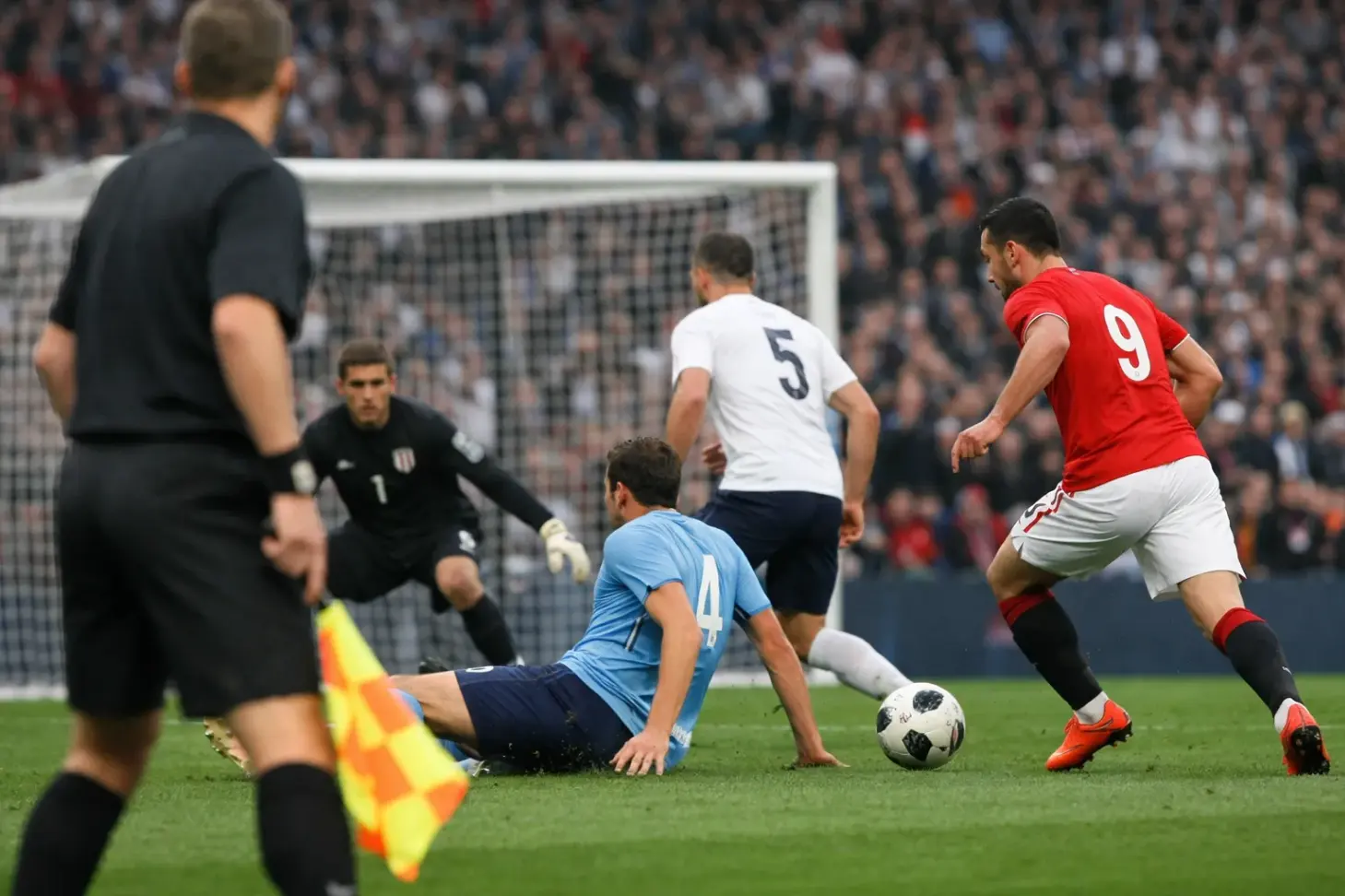 Почему офсайд иногда не свистят: что влияет